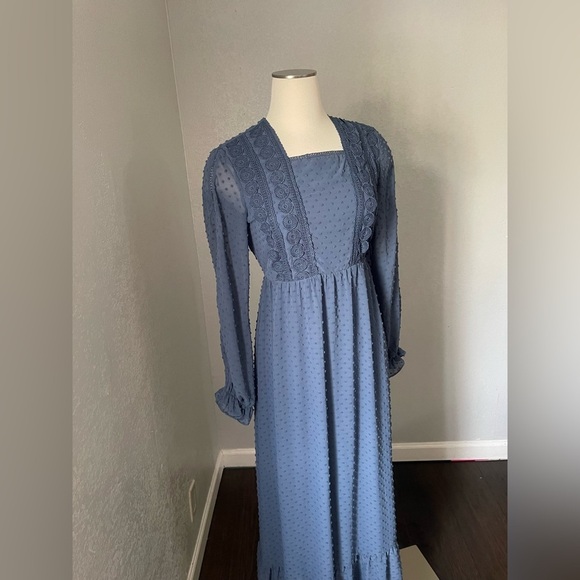 [Orange Creek] cornflower Swiss dot lace maxi

Pre loved 
Excellent condition - Picture 3 of 10